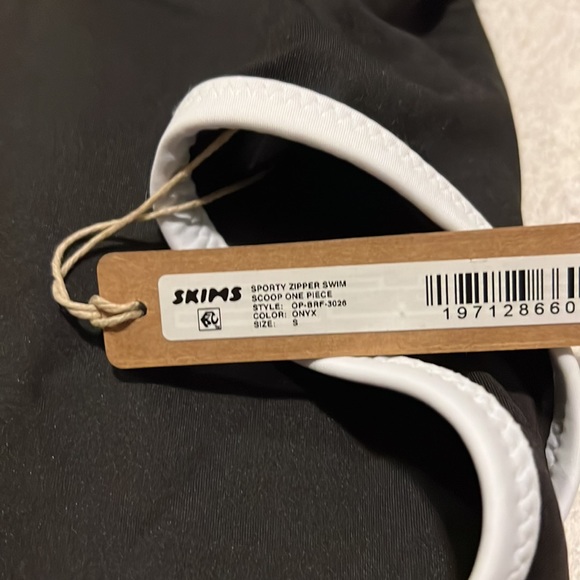Skims ZIP-UP SWIM SCOOP NECK ONE PIECE - Picture 3 of 3